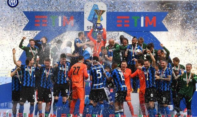 华体会hth体育-【现场】加冕日球迷包围梅阿查 见证国米再迎大时代