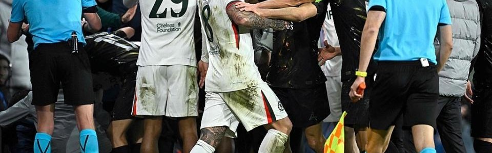 华体会-心态崩了！葡萄牙6千万巨星欧冠推倒球童 险引冲突：我已送他球衣